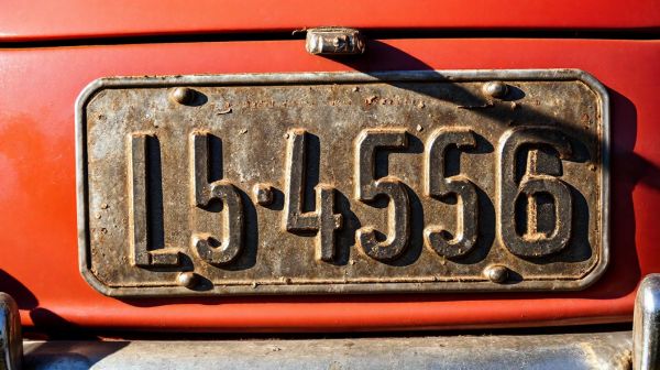 Découvrez les révélations inattendues des couleurs des plaques d'immatriculation